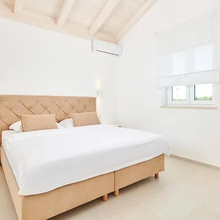 Leon By 4* Бртонигла