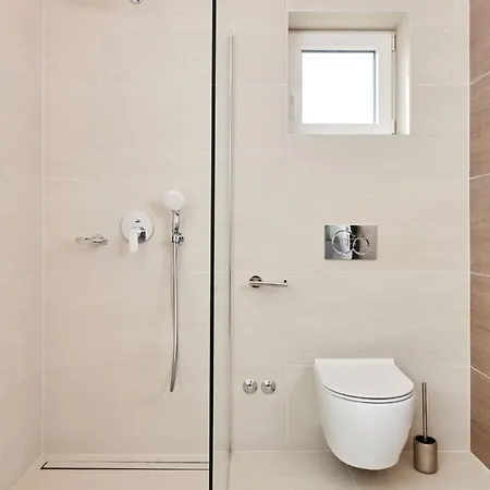 Leon By 4* Бртонигла